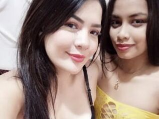 CoupleGirlsHot