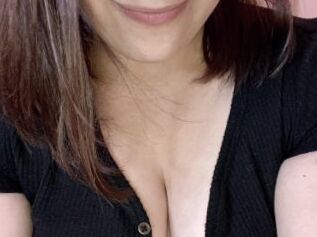 Curvy_Shy_Cutie