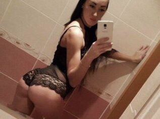 Elvira_Hot