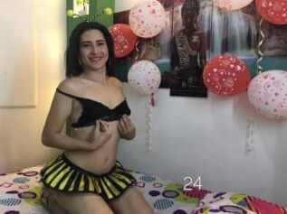 Queena24
