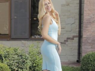 TeasingSexyBlondie