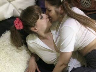 TwoHotLadies_